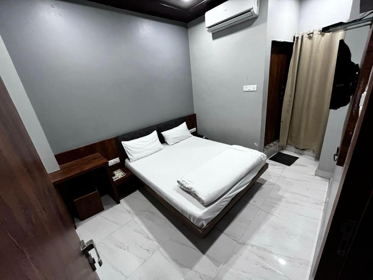 Hotel Shankar Ujjain Exteriör bild