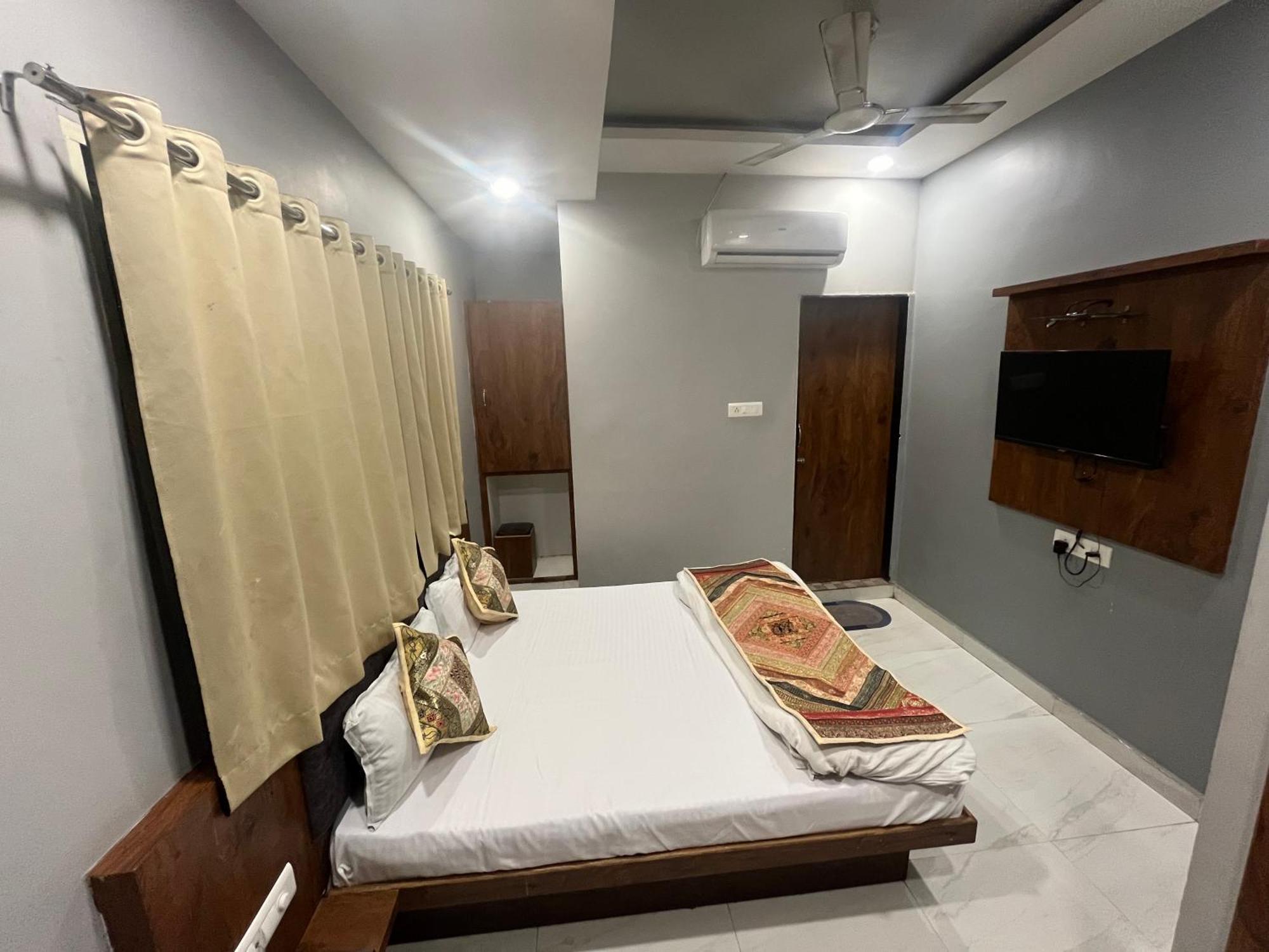Hotel Shankar Ujjain Exteriör bild