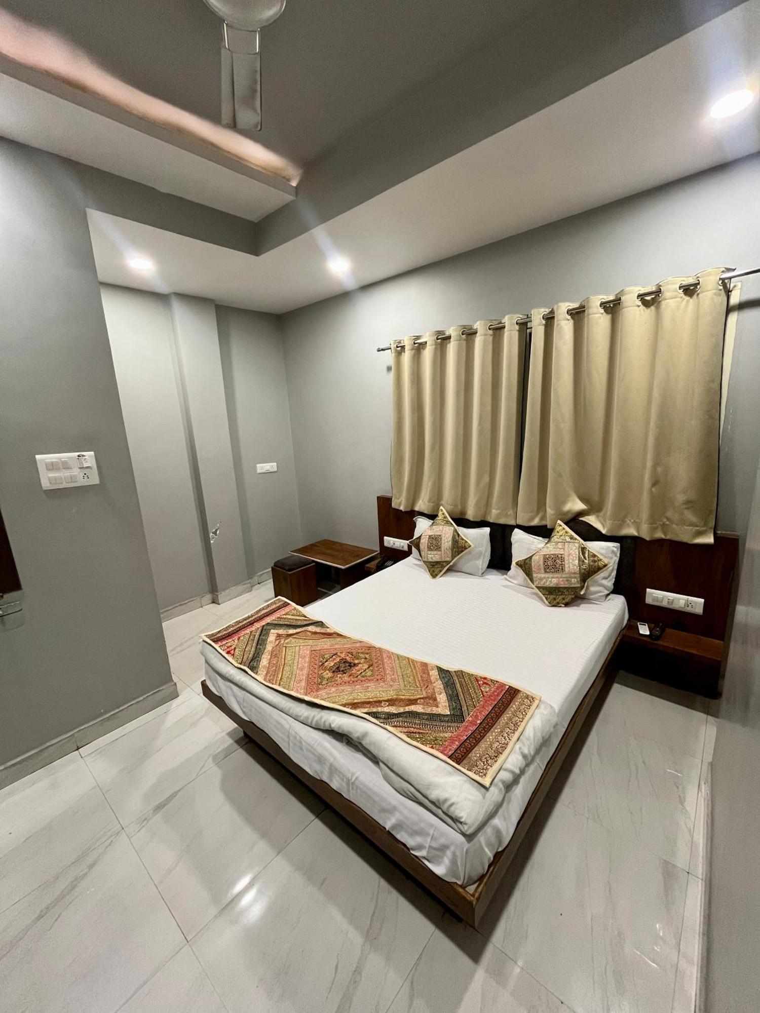 Hotel Shankar Ujjain Exteriör bild