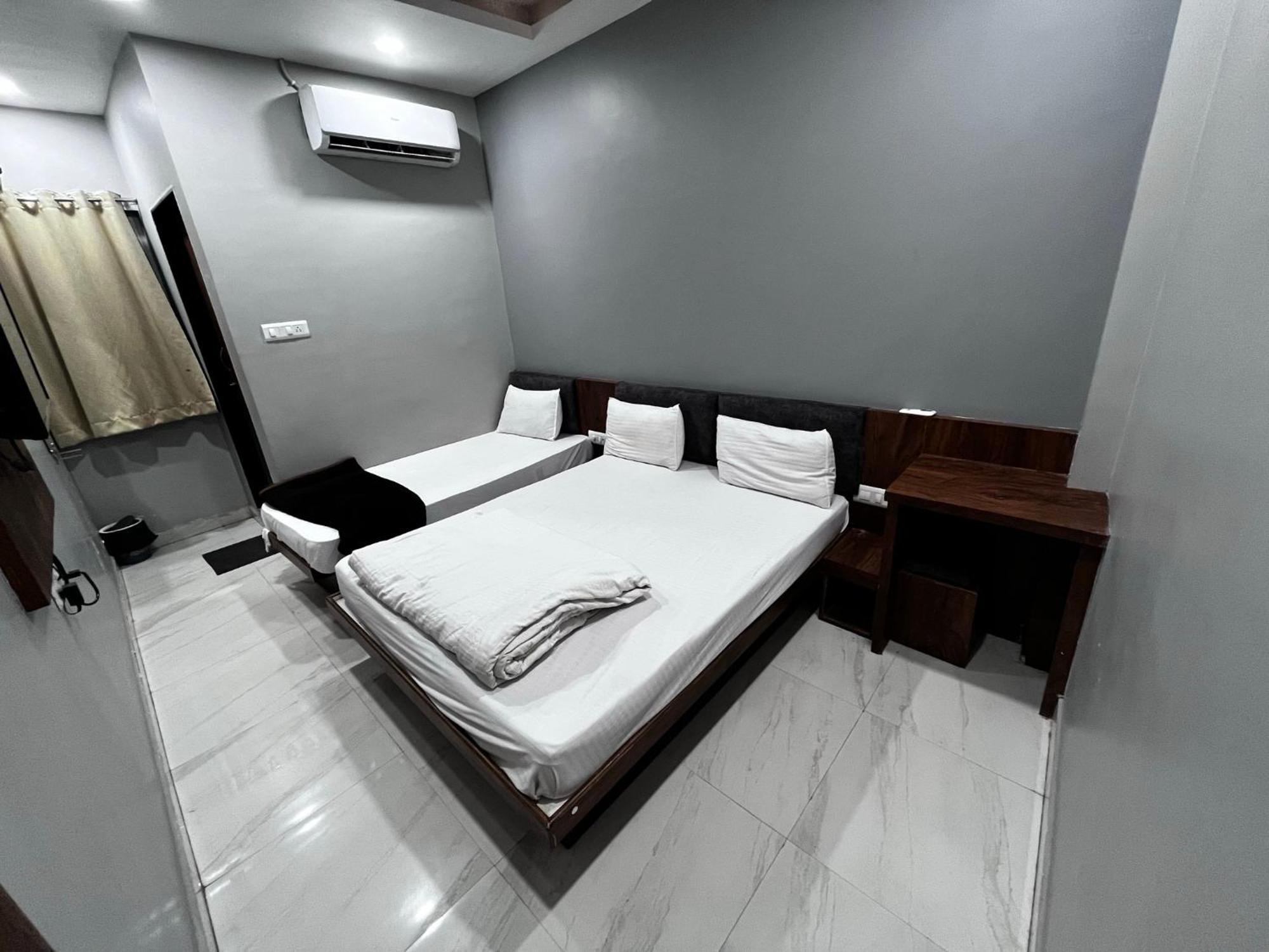 Hotel Shankar Ujjain Exteriör bild