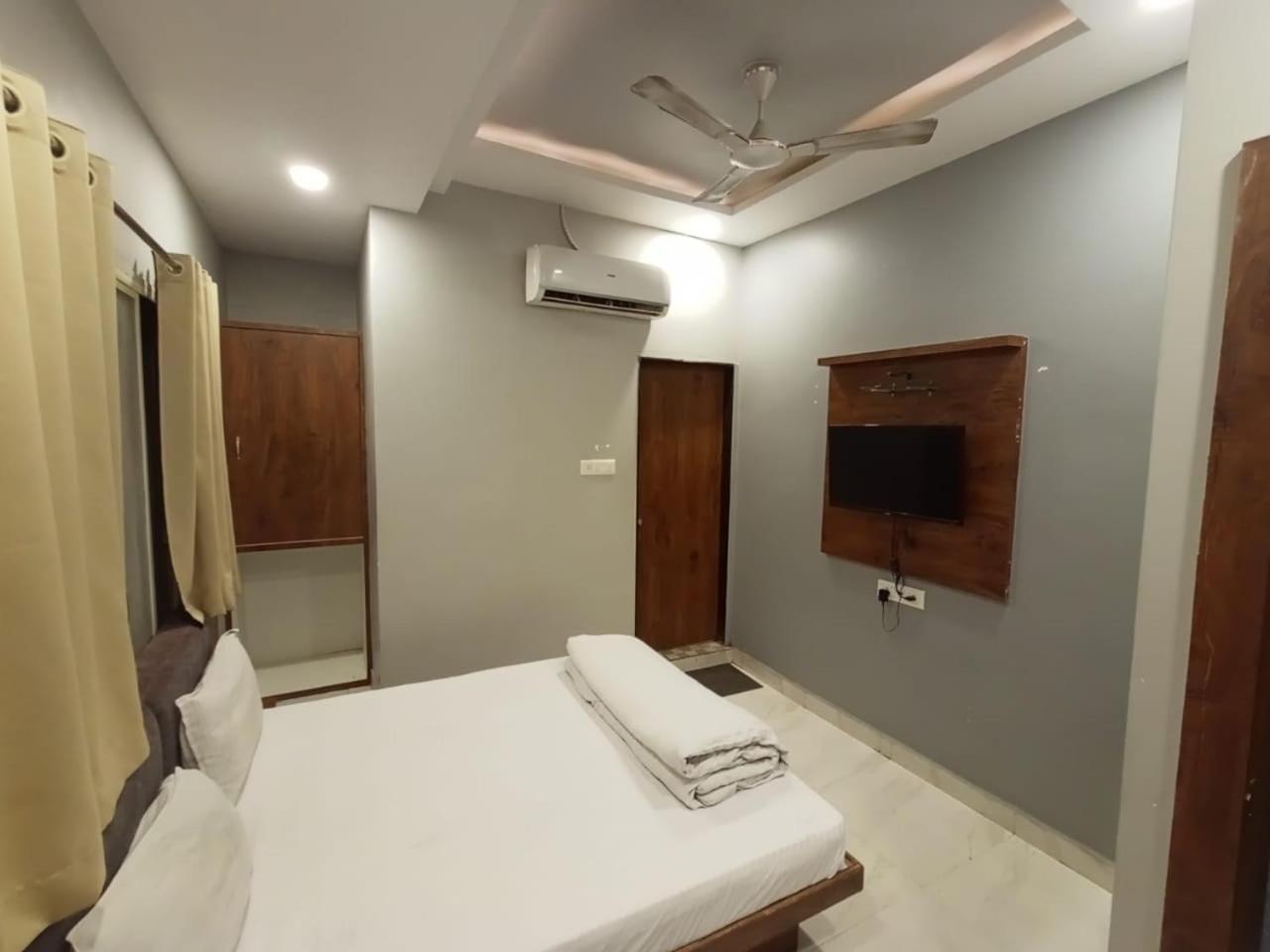 Hotel Shankar Ujjain Exteriör bild