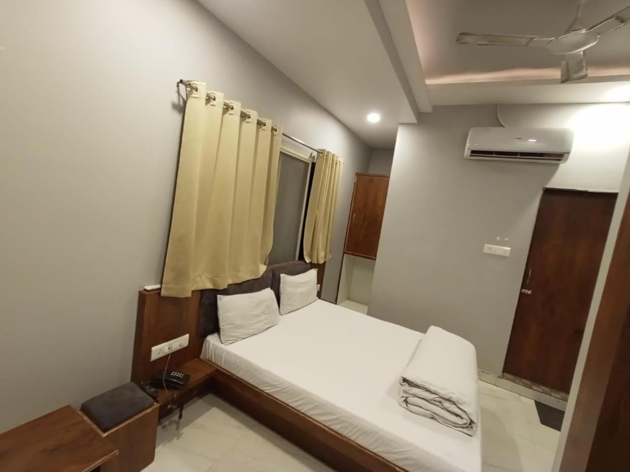 Hotel Shankar Ujjain Exteriör bild